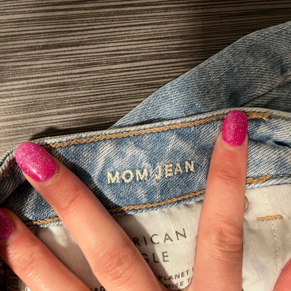 American Eagle Strigid Mom Jeans - Picture 4 of 5